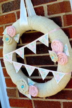 So many possibilities with this burlap wreath! A guest post from Jen at Scissors & Spatulas.