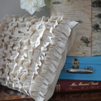 ruffled pilow diy - an easy sewing project.