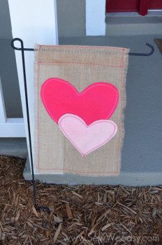 A cute DIY garden flag… just in time for Valentine’s Day!