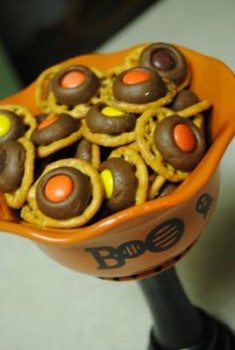 Fall Treat Bites: Chocolate, Pretzels and Reese’s Pieces.  (Yes, please!)